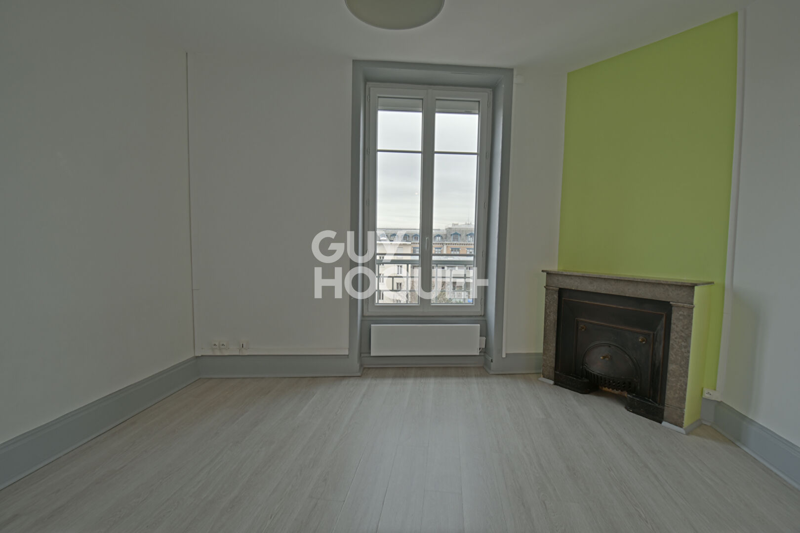 (Visite Virtuelle) Appartement de type T1 rénové en dernier étage dans le 8ème arrondissement de Lyon (69008)