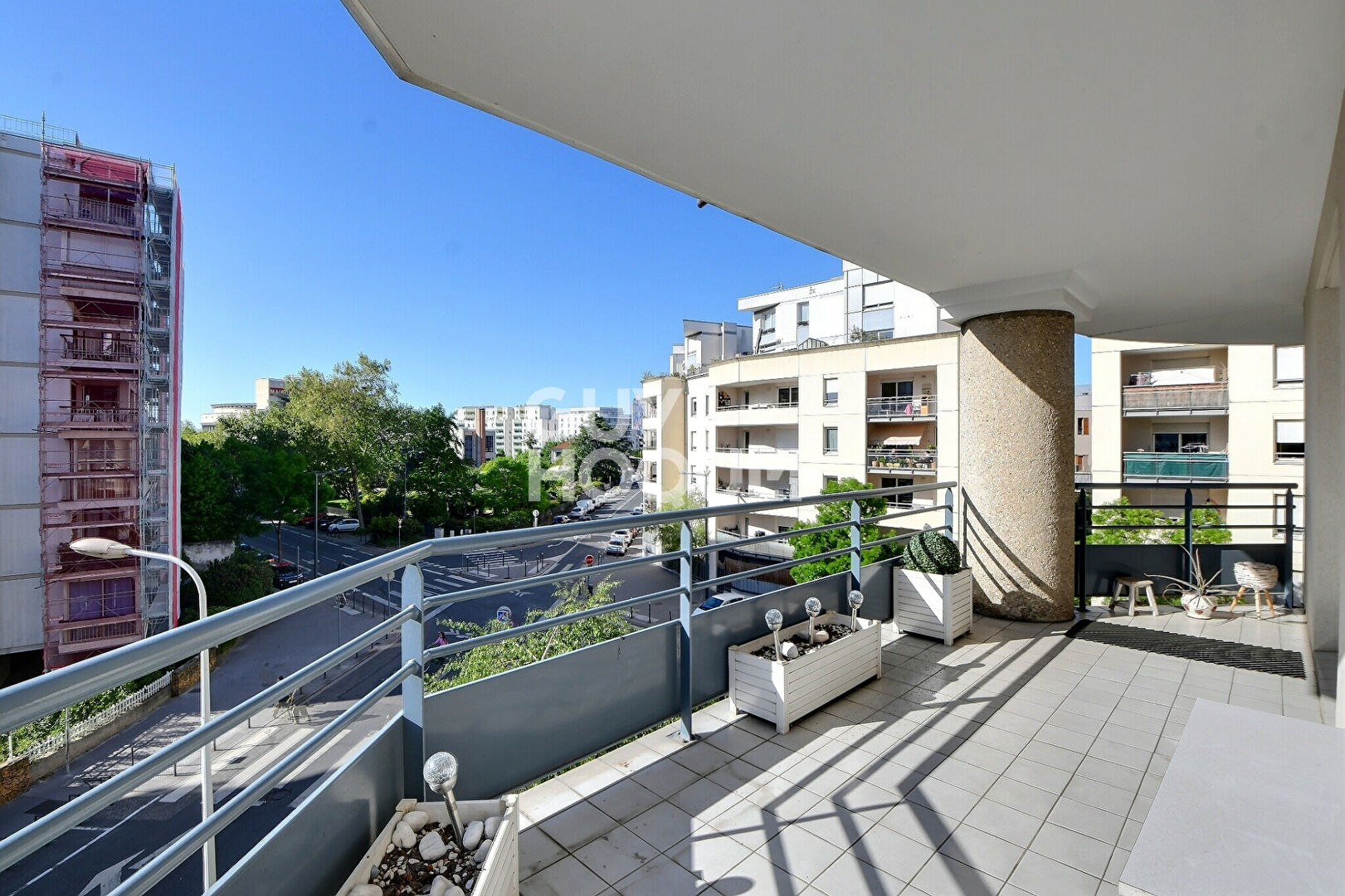Appartement type T5 de 106 m² avec 2 balcons, cave, garage et parking, secteur Maison de la danse, Lyon 8ème (69008)