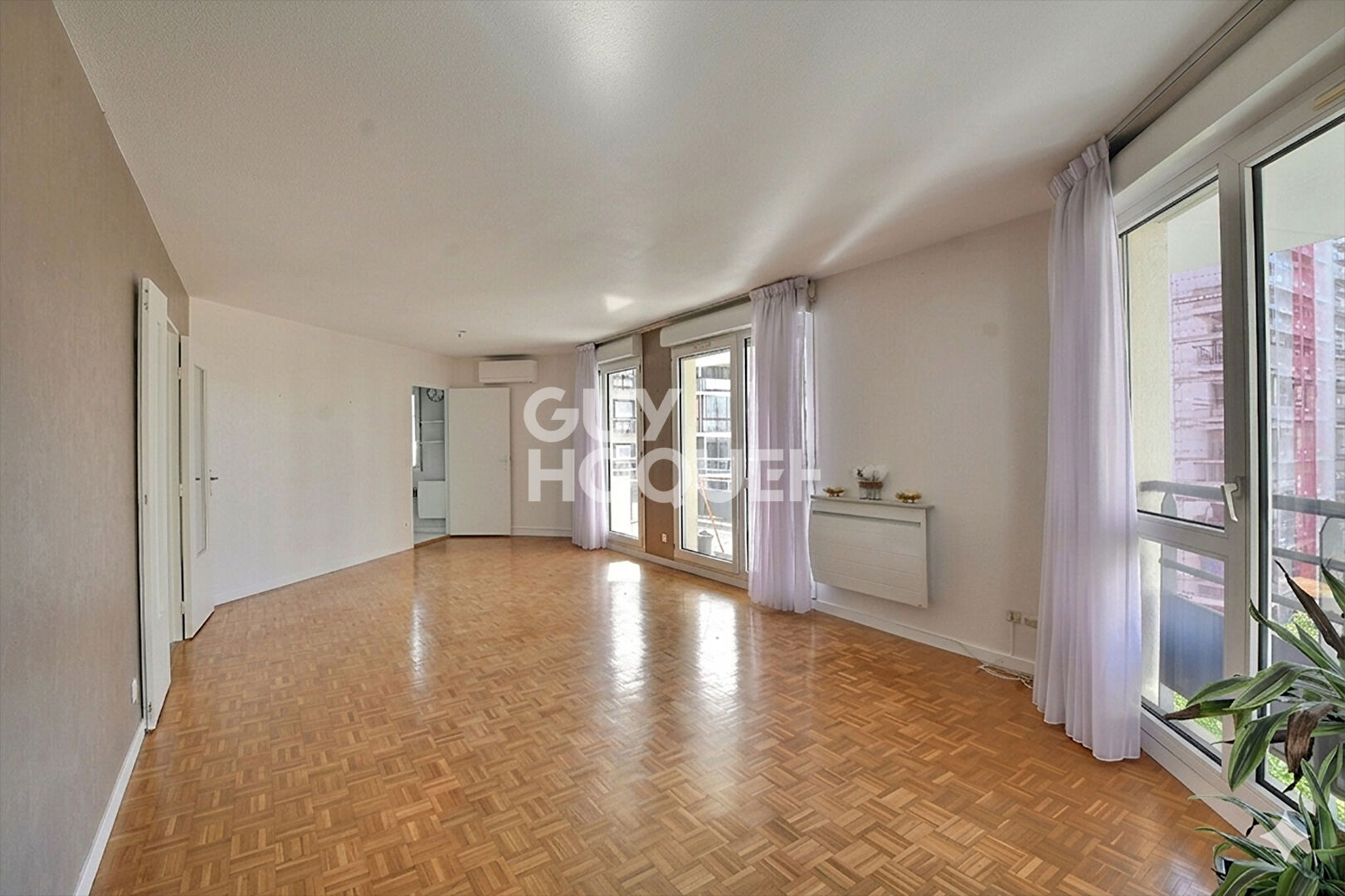 Appartement type T5 de 106 m² avec 2 balcons, cave, garage et parking, secteur Maison de la danse, Lyon 8ème (69008)
