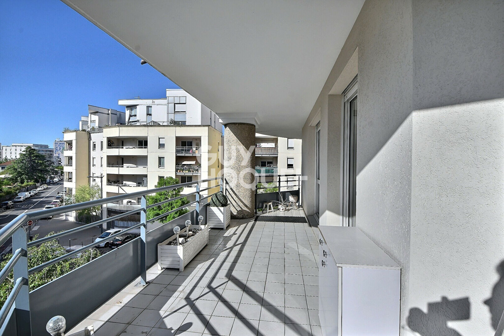 Appartement type T5 de 106 m² avec 2 balcons, cave, garage et parking, secteur Maison de la danse, Lyon 8ème (69008)