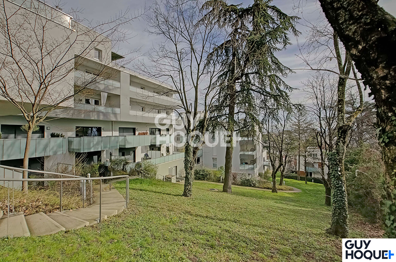 A louer T3 meublé de 61 m² en rez de jardin + terrasse + garage double à la Mulatière