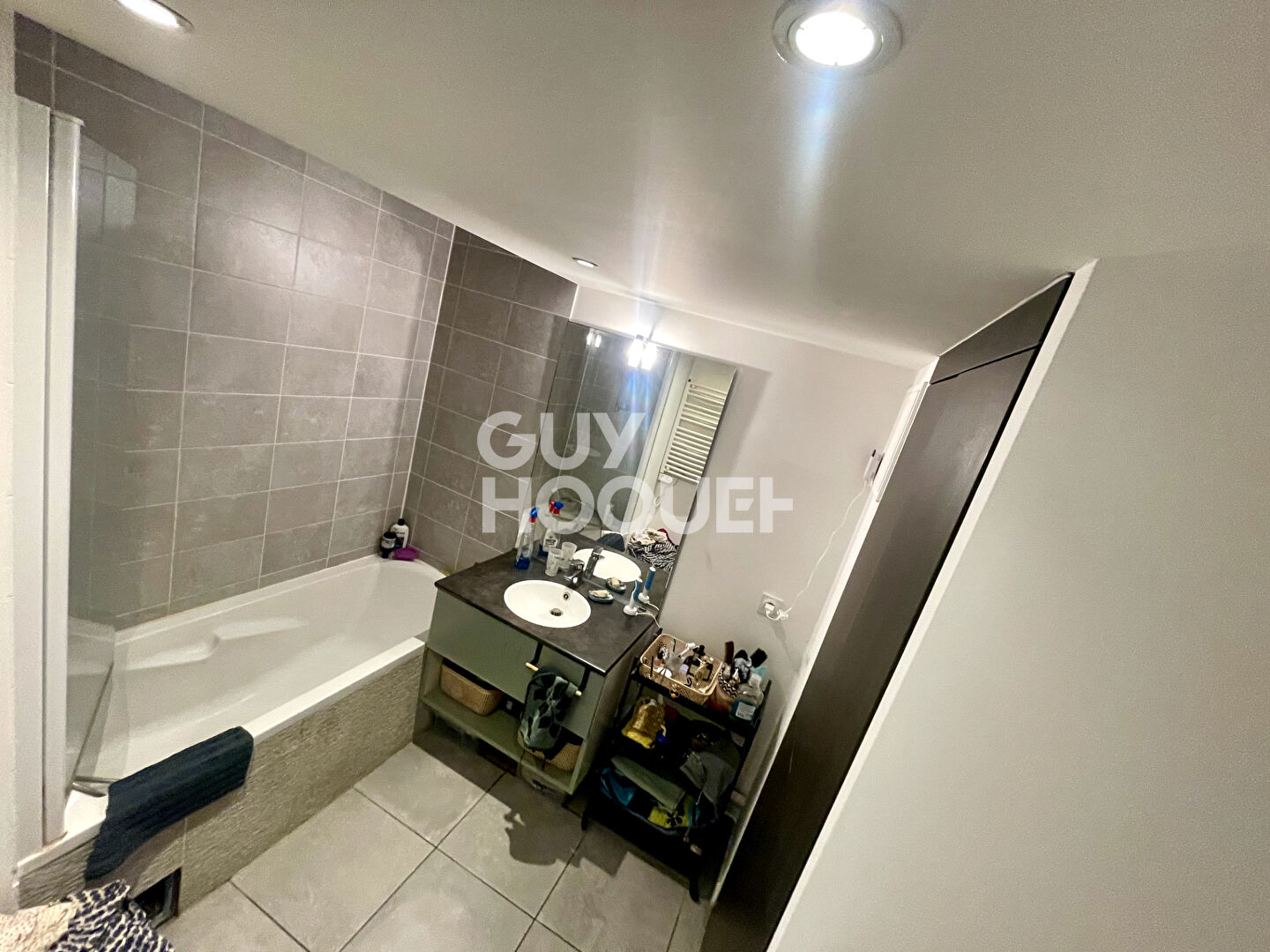 A louer T3 meublé de 61 m² en rez de jardin + terrasse + garage double à la Mulatière