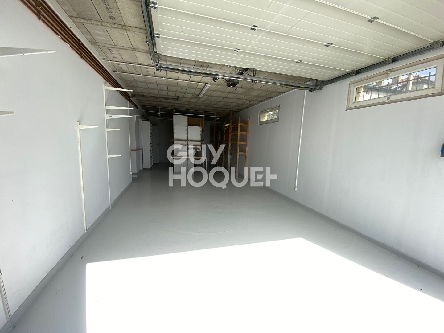 A vendre local professionnel de 90 m² à SAINT GENIS LAVAL.