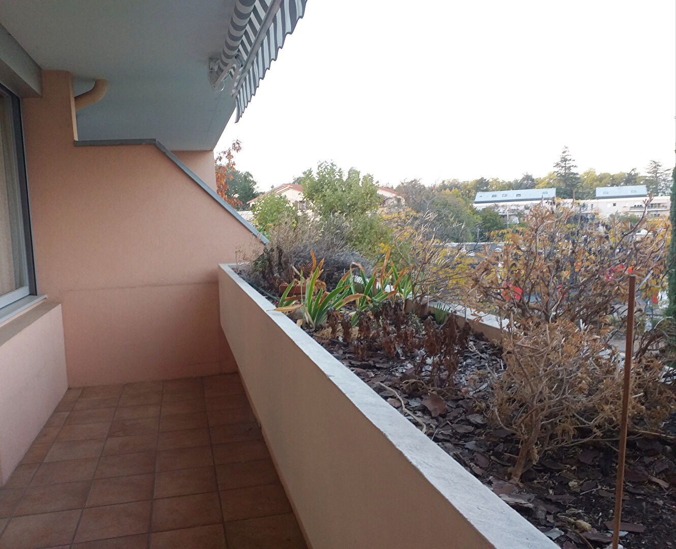 Saint Genis Laval. 3 pièces - Asc - balcon - Parking