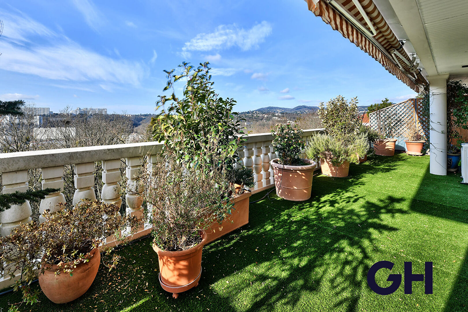DUPLEX TOIT TERRASSE / CROIX - ROUSSE