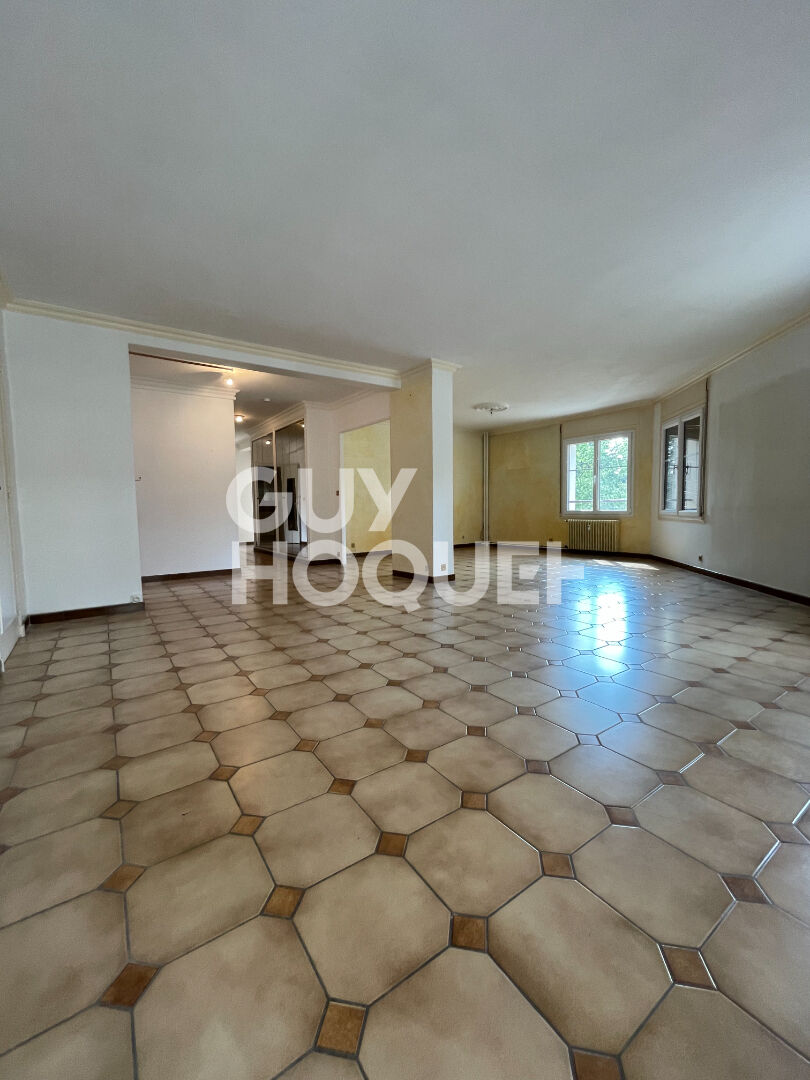 JEAN MACE. Appartement familial. 151 m2