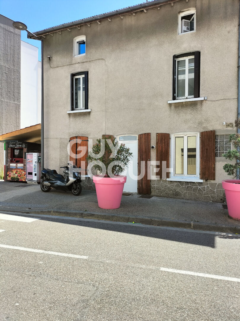 Maison Feyzin 7 pièce(s) 142.95 m2 jardin et dépendances