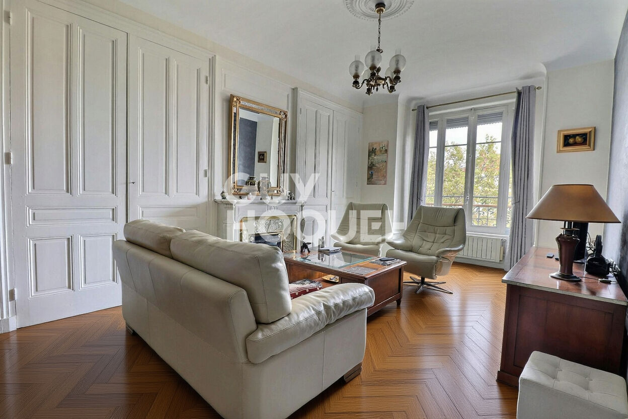 Beau T4 avec cachet de l'ancien - Place Jean Macé