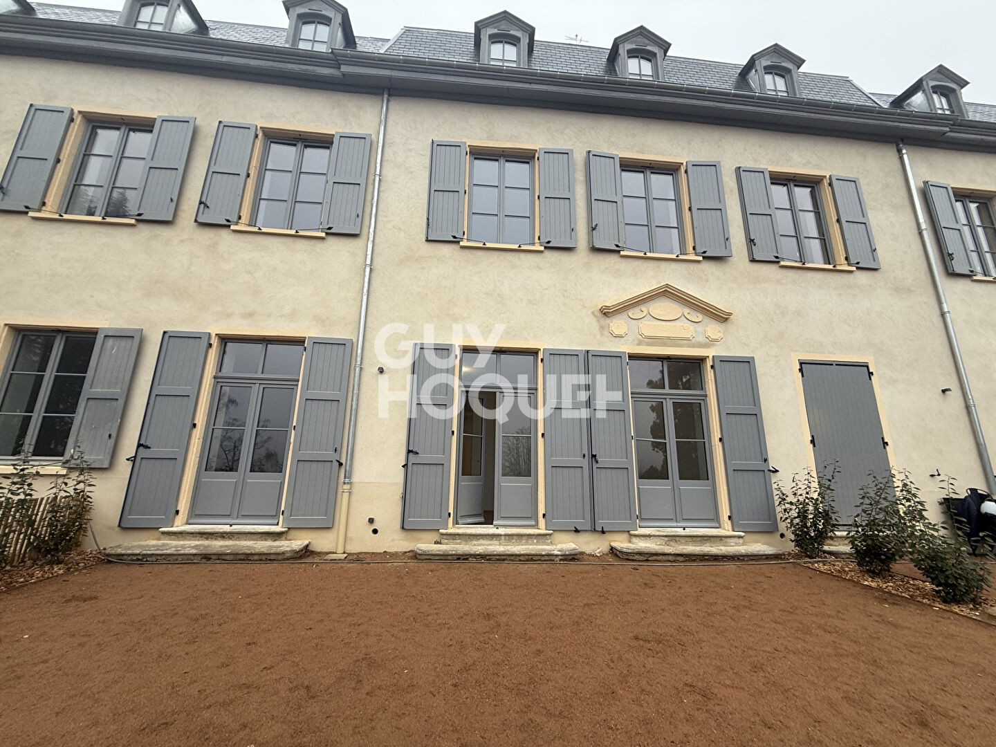 T3 Entièrement rénové de 62m² avec 70m² de terrasse / Charbonnières les Bains