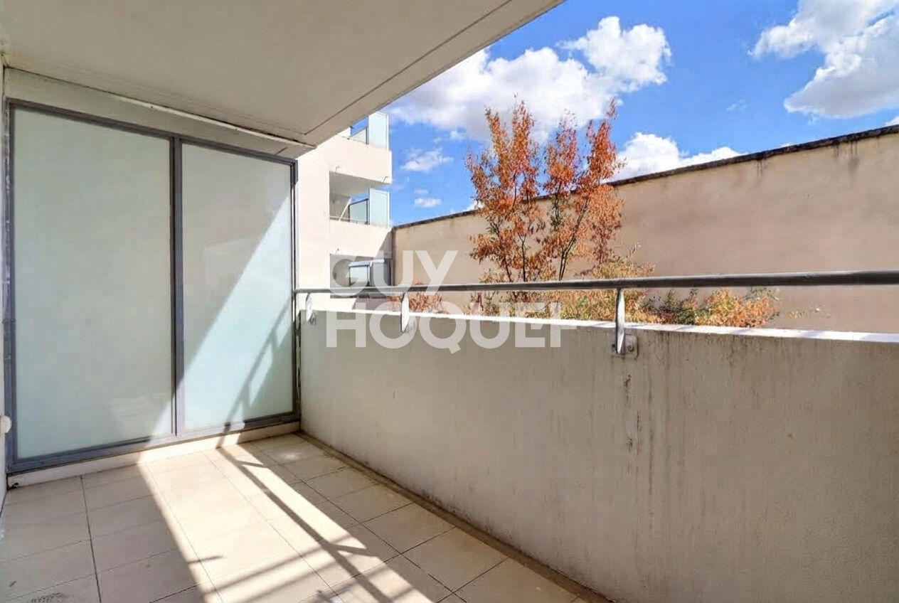 T3 vendu loué avec balcon et place de parking - Proximité Grand Parilly