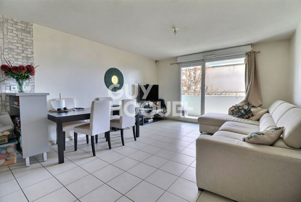 T3 vendu loué avec balcon et place de parking - Proximité Grand Parilly