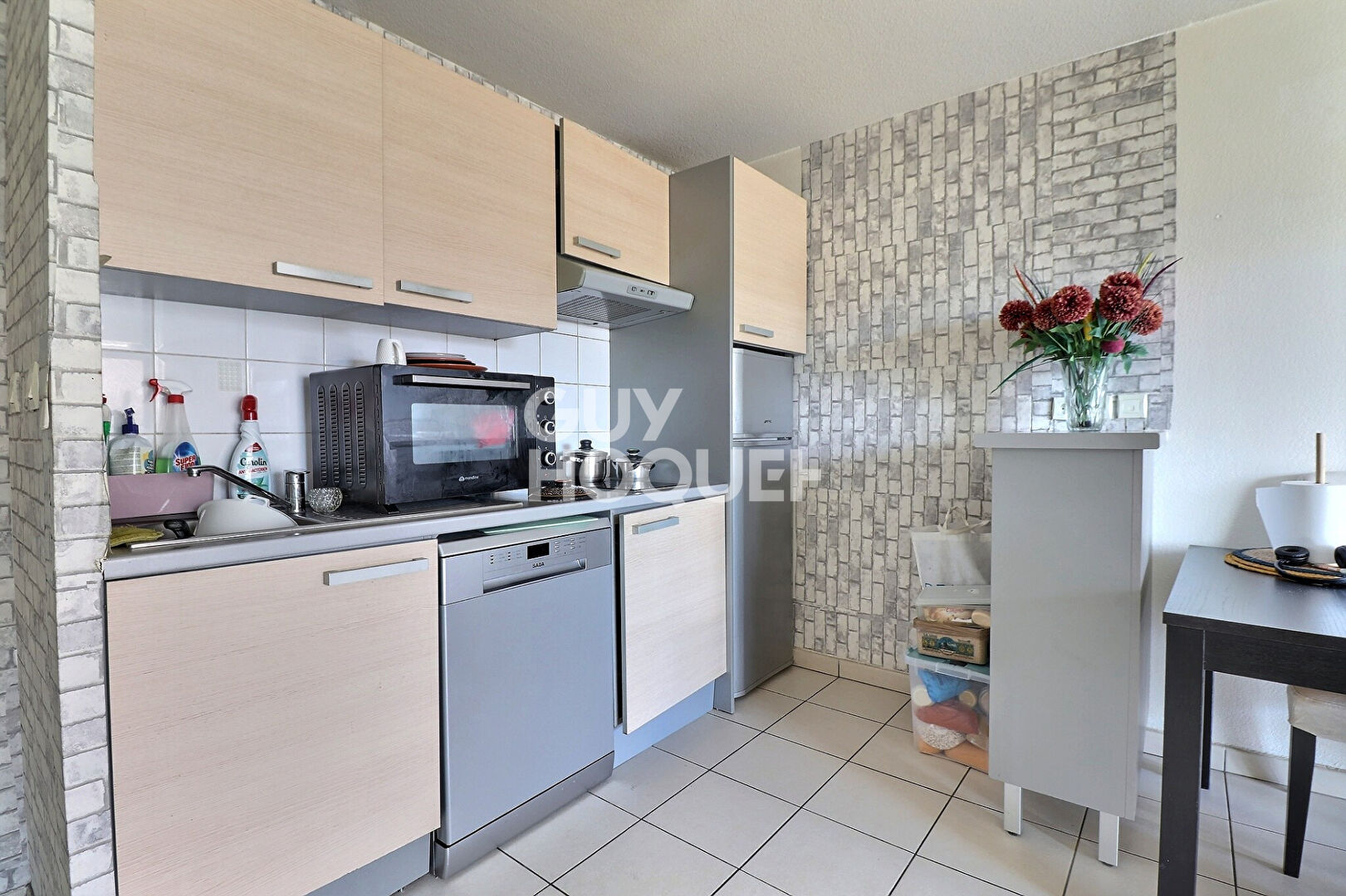 T3 vendu loué avec balcon et place de parking - Proximité Grand Parilly