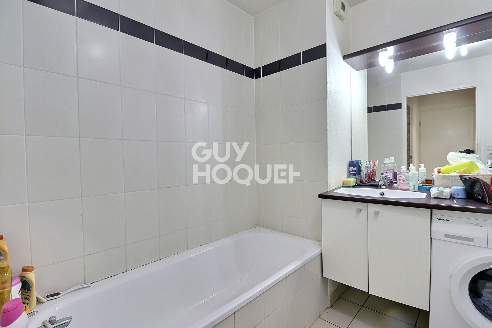 T3 vendu loué avec balcon et place de parking - Proximité Grand Parilly
