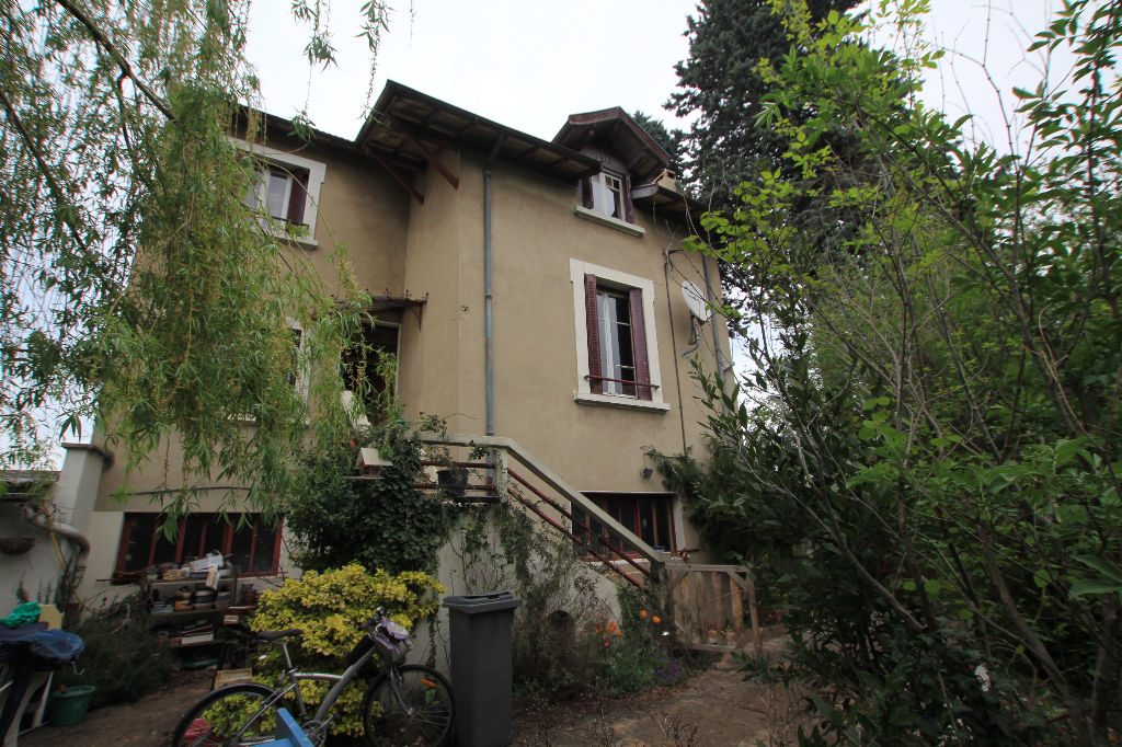 À vendre, maison d'une surface habitable de 75 m² (127 m² utile), 5 pièces à VAULX EN VELIN (69120).