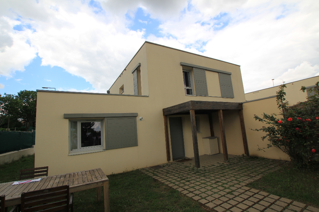 Maison 4 pièces d'environ 87 m² à vendre à VENISSIEUX (69200)