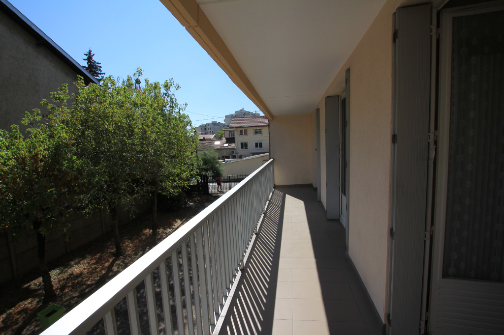 Appartement 2 pièces d'environ 48 m² à vendre à VENISSIEUX (69200).