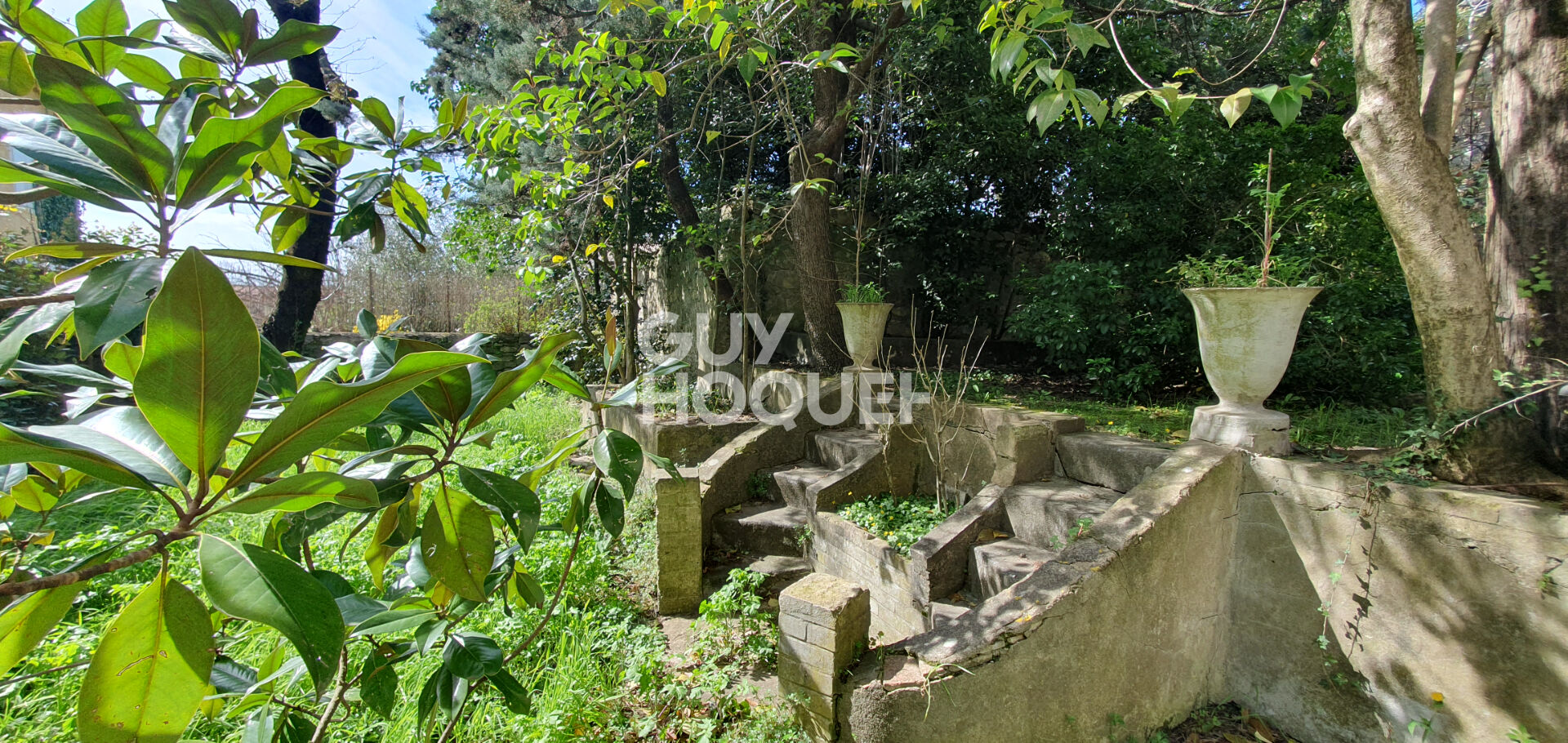Maison d'exception avec garages, cave, local indépendant et parc arboré