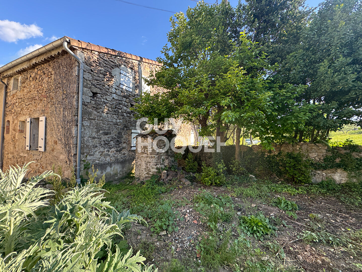Proche Commerces et arrêt de bus.