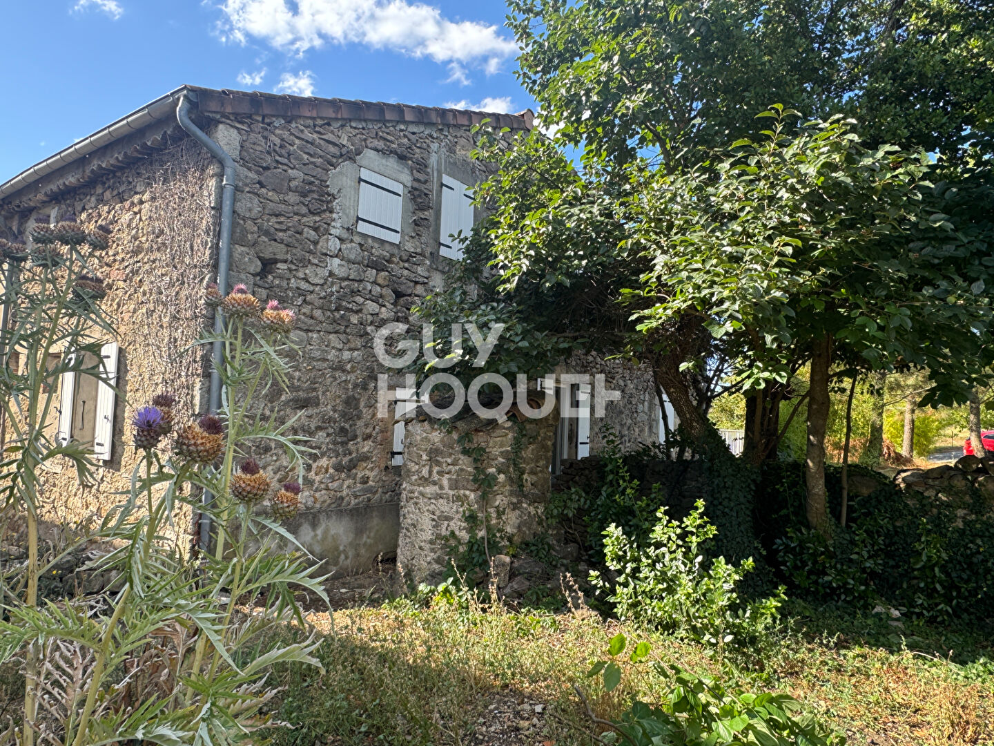 Proche Commerces et arrêt de bus.