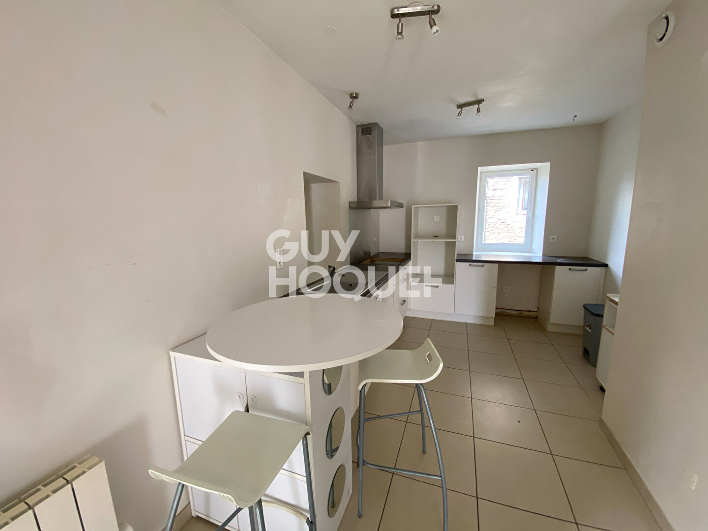 Proche Commerces et arrêt de bus.