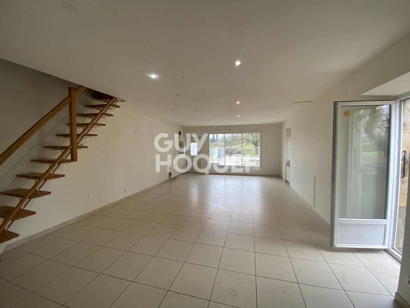 Proche Commerces et arrêt de bus.