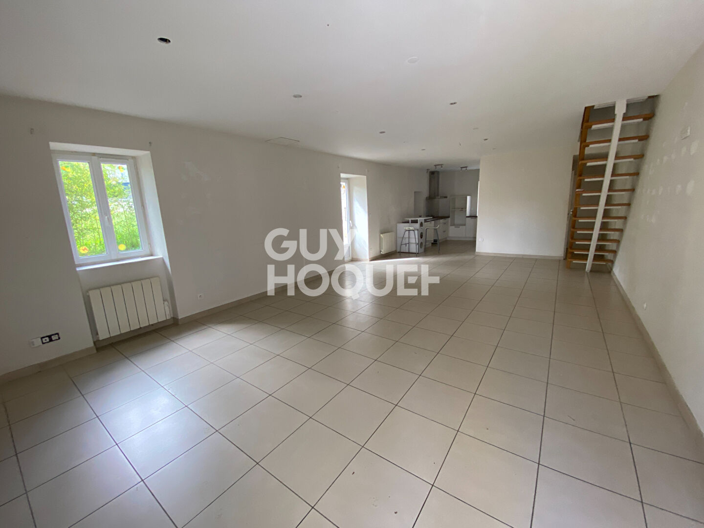 Proche Commerces et arrêt de bus.