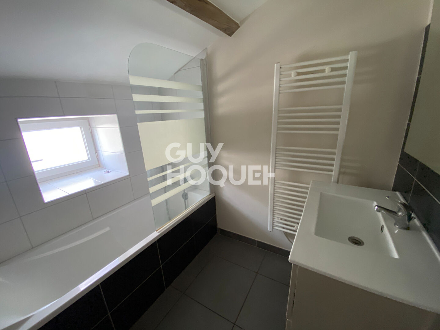 Proche Commerces et arrêt de bus.