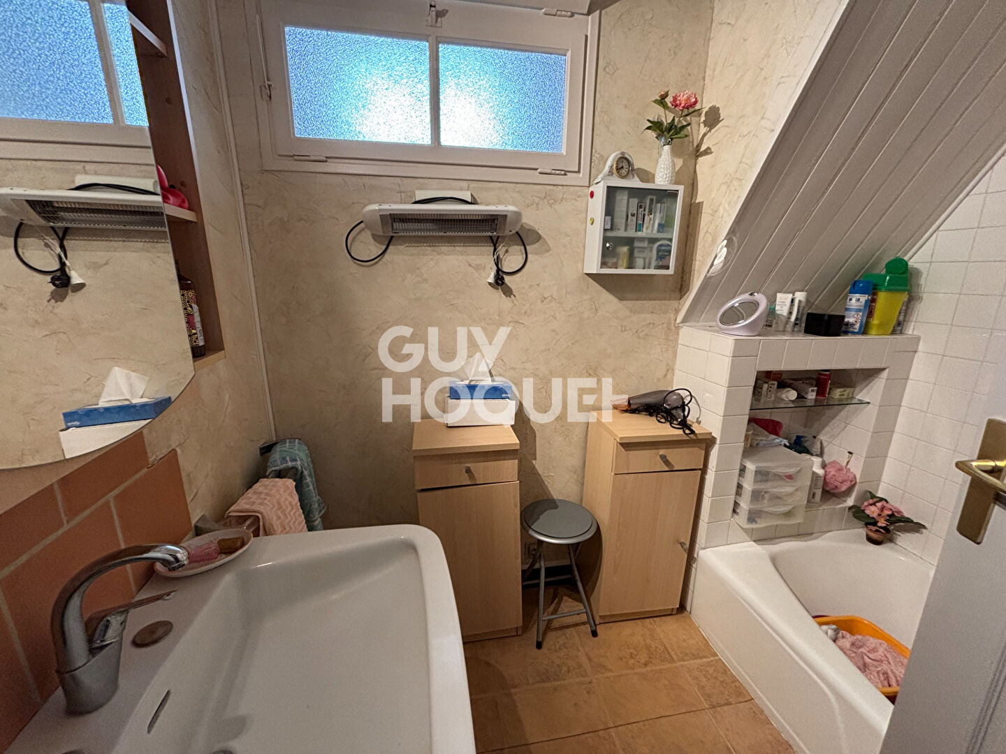 Immeuble de rapport 260 m²  4 lots Centre-ville d'Aubenas  2 000 de revenus mensuels