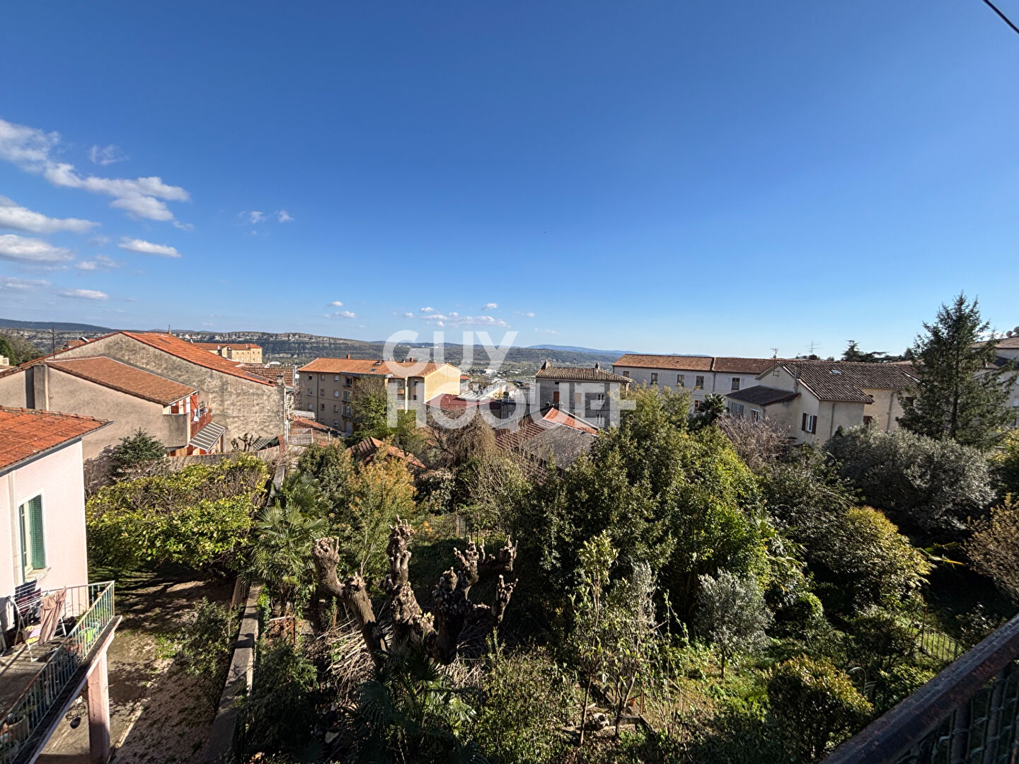 Immeuble de rapport 260 m²  4 lots Centre-ville d'Aubenas  2 000 de revenus mensuels