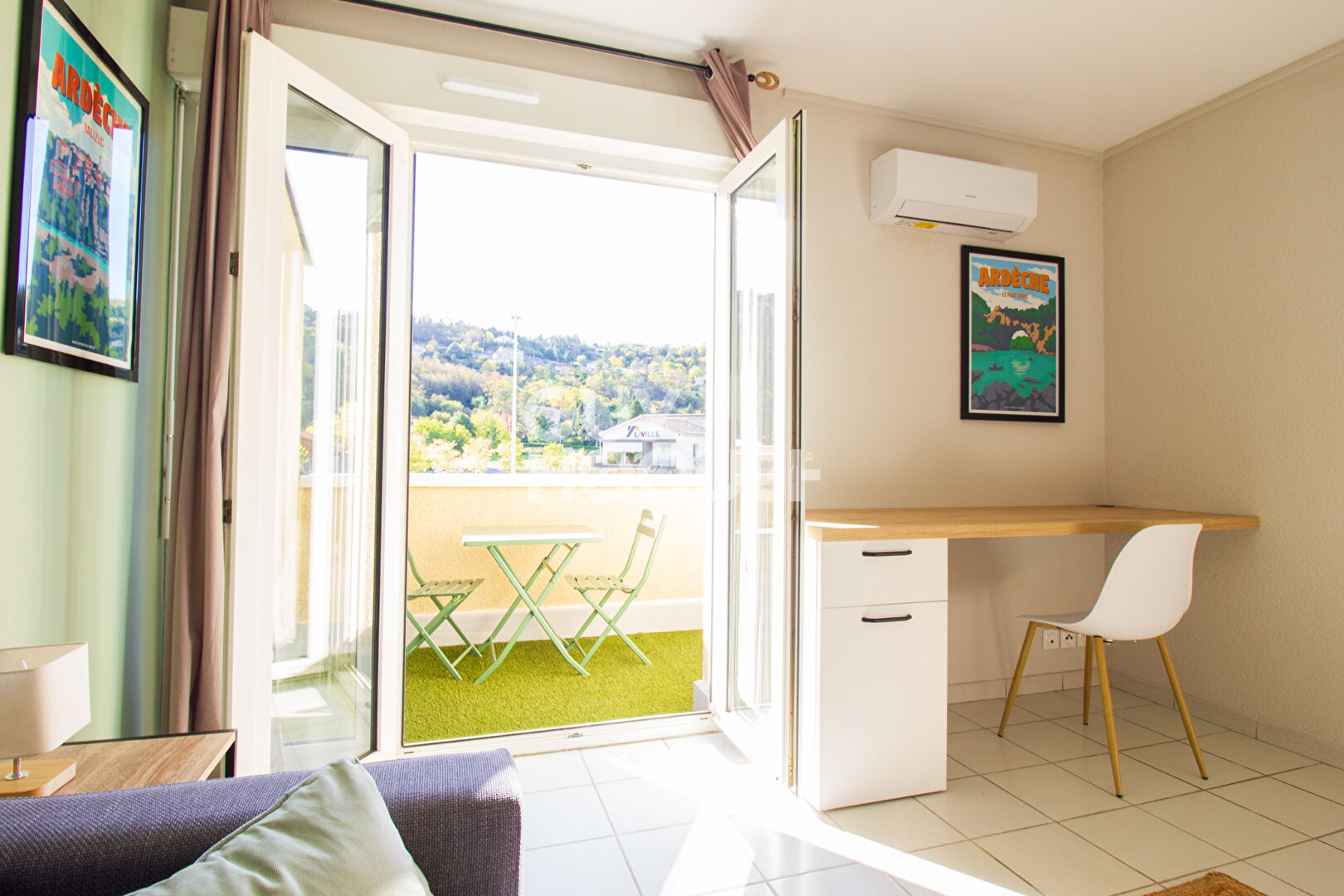 Studio meublé avec terrasse et stationnement, Idéal jeunes actifs et étudiants !