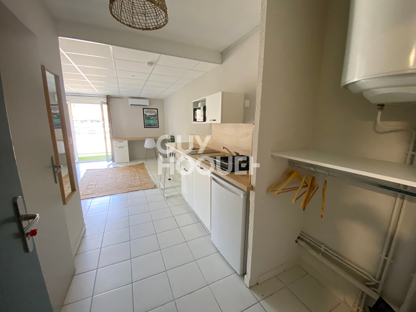 Studio meublé avec terrasse et stationnement, Idéal jeunes actifs et étudiants !