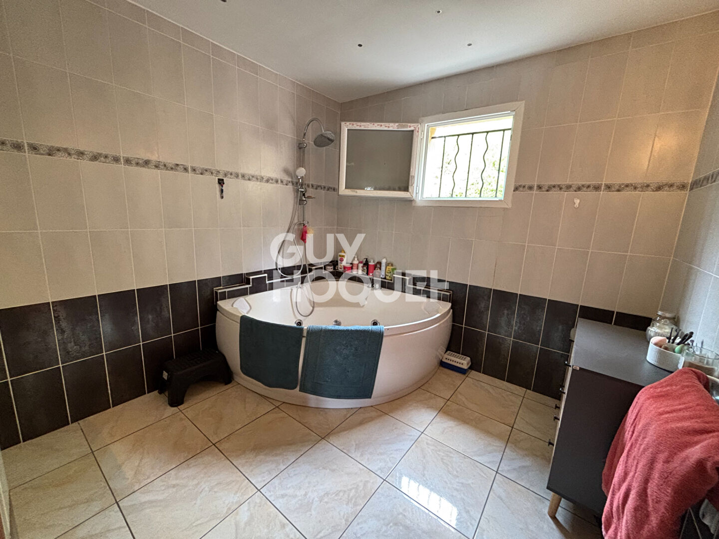 Maison de plain-pied avec dépendance  130 m² habitables sur terrain de 1 416 m²  Aubenas Actuellement louée