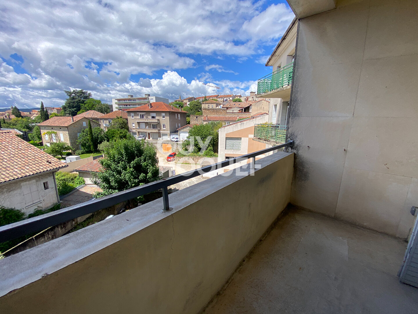 Rare appartement de type 2  avec balcon et place de stationnement