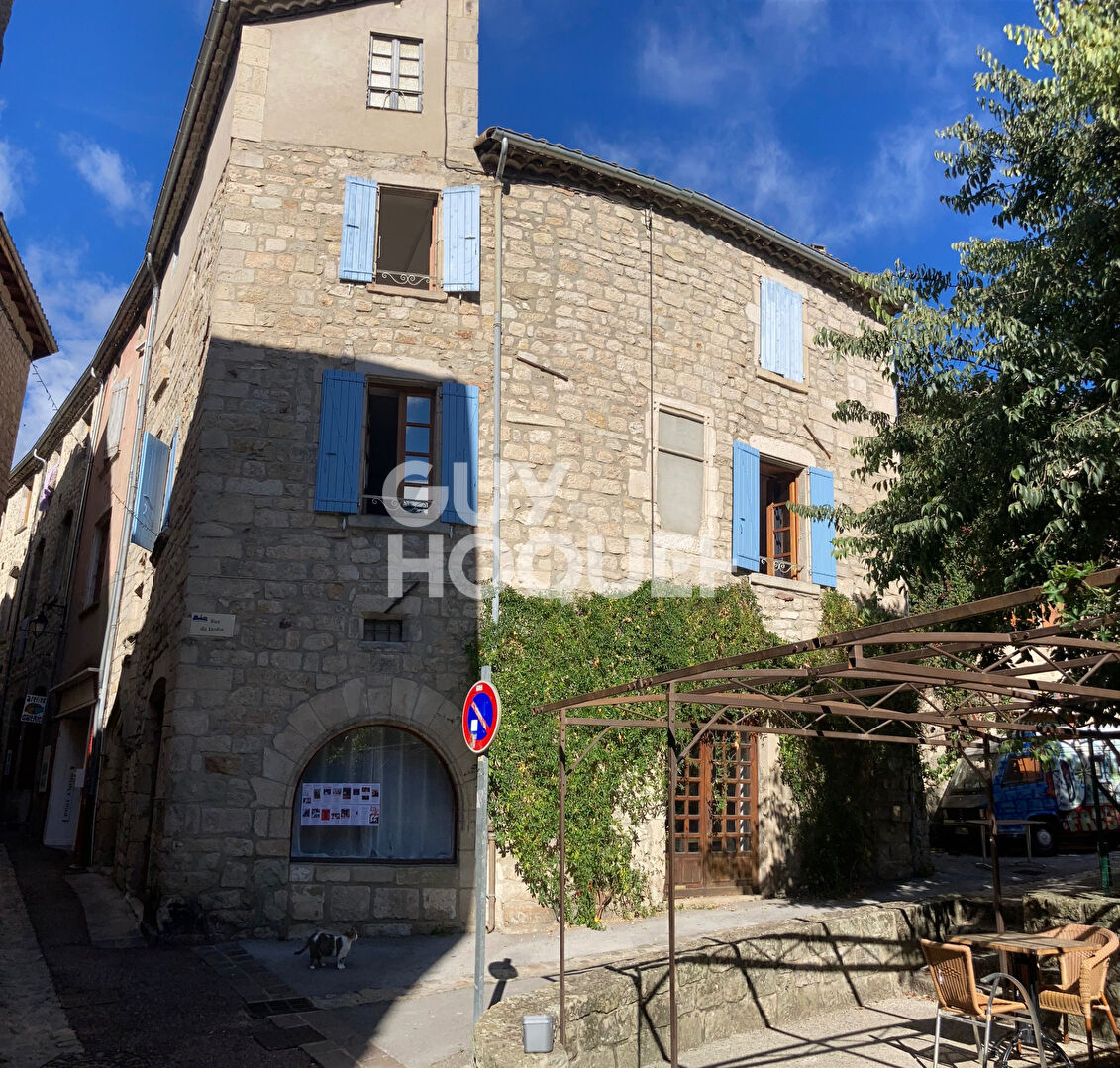 immeuble remarquable dans village médiéval