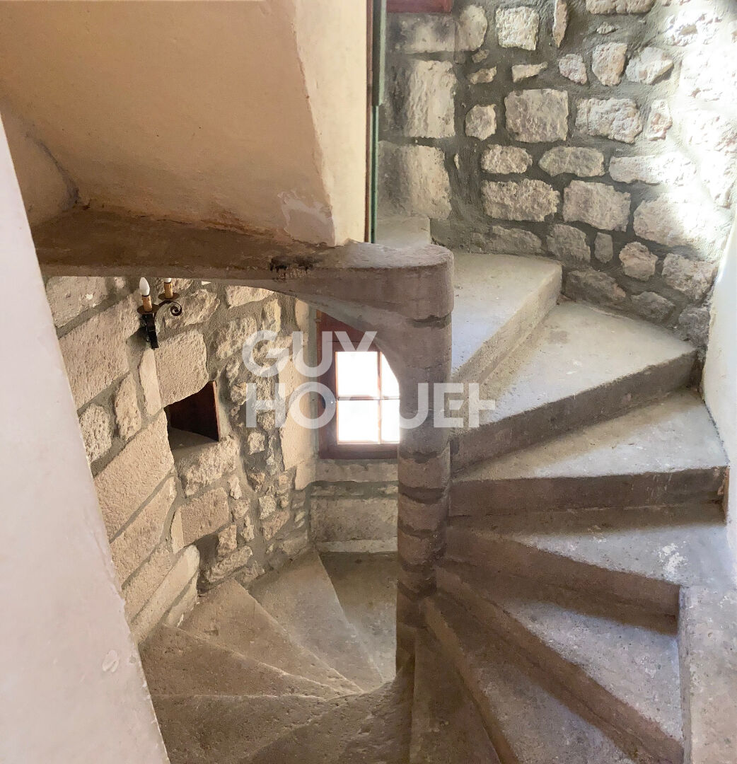 immeuble remarquable dans village médiéval