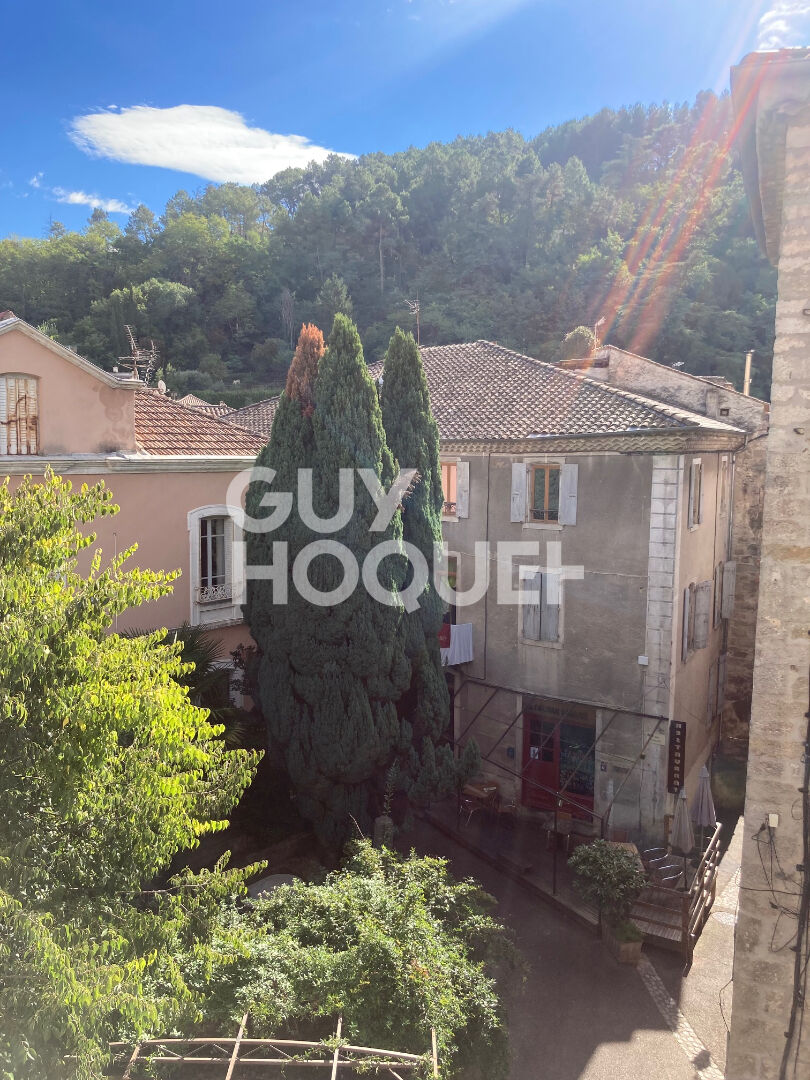 immeuble remarquable dans village médiéval