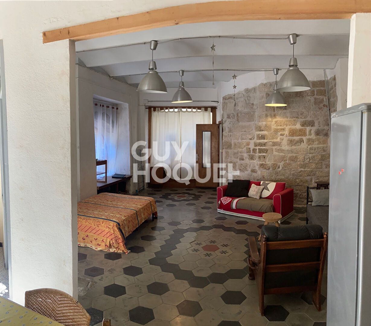 immeuble remarquable dans village médiéval