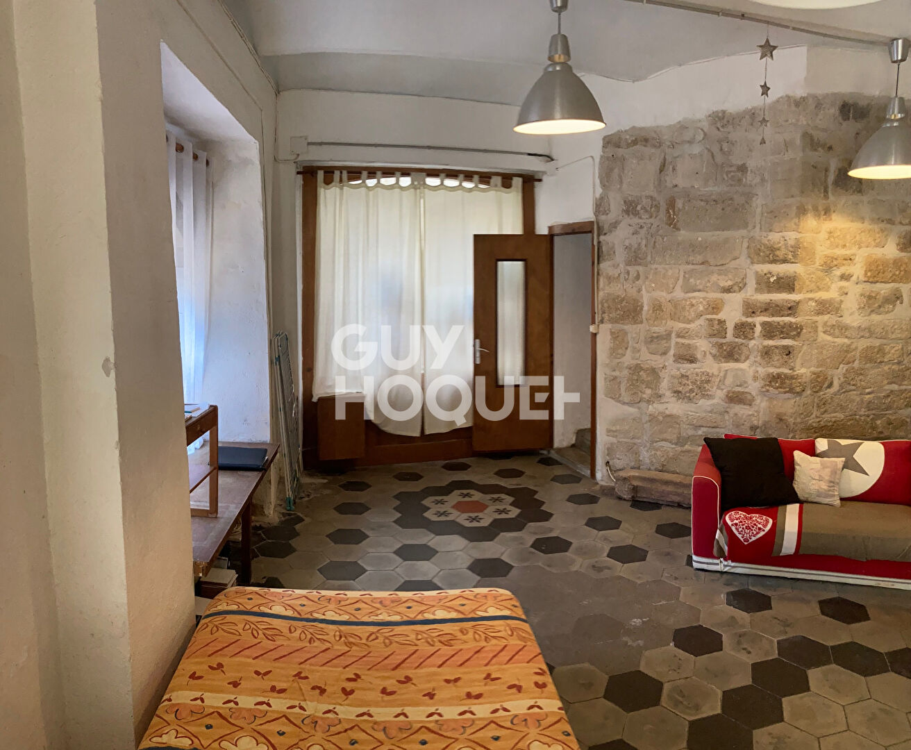 immeuble remarquable dans village médiéval