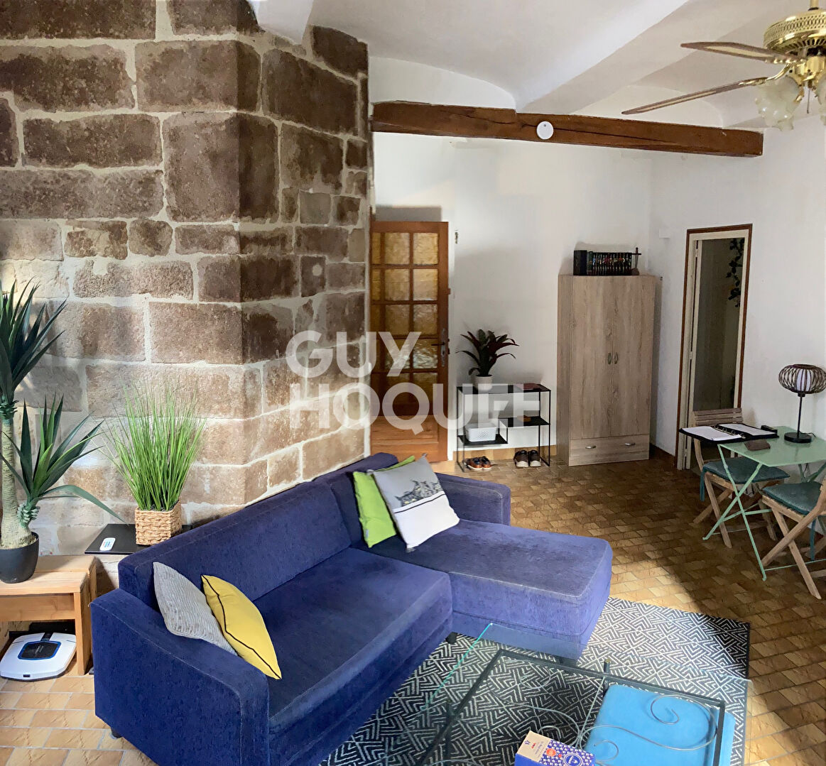 immeuble remarquable dans village médiéval