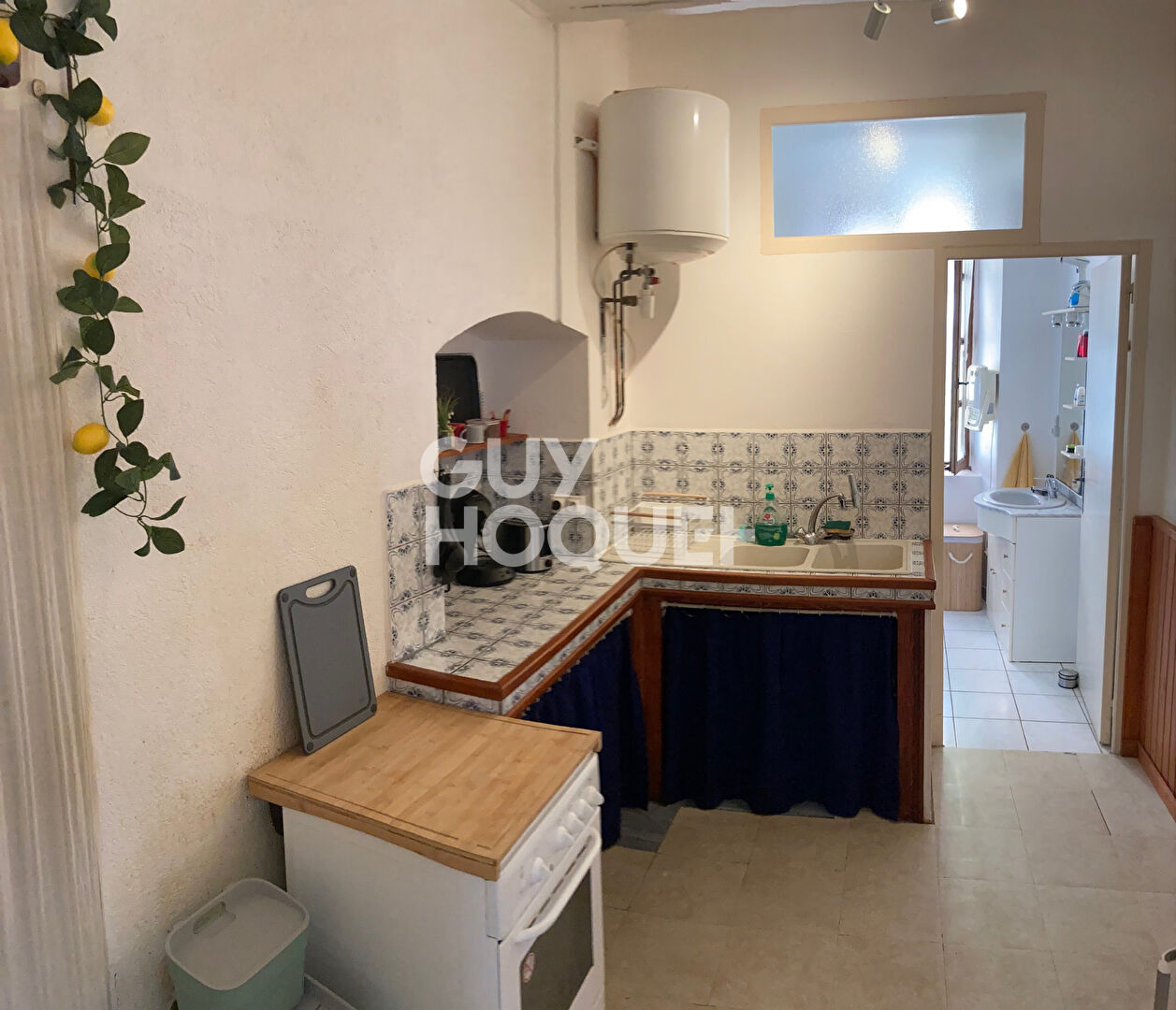 immeuble remarquable dans village médiéval