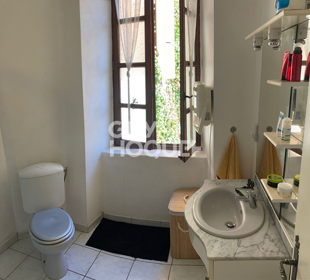 immeuble remarquable dans village médiéval