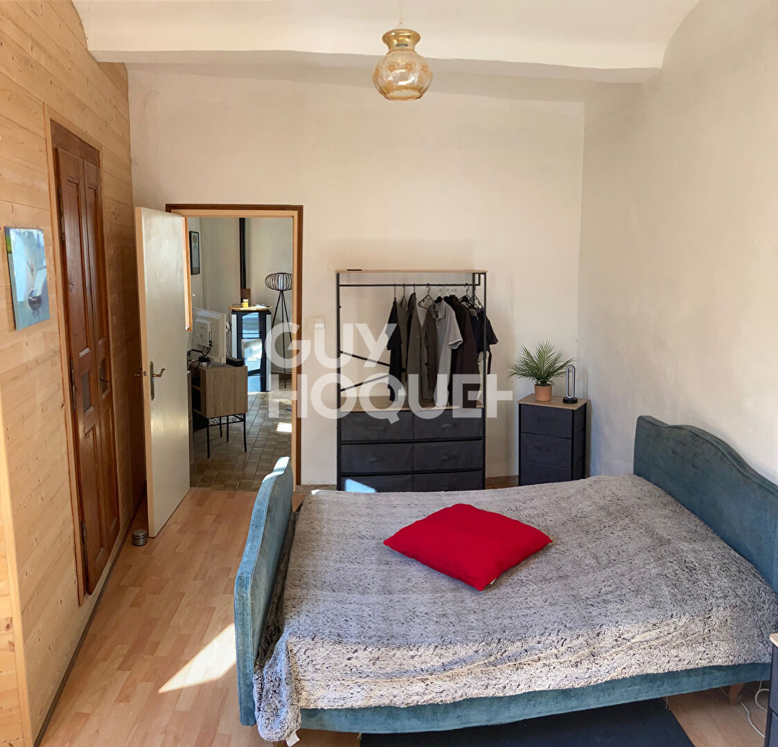 immeuble remarquable dans village médiéval