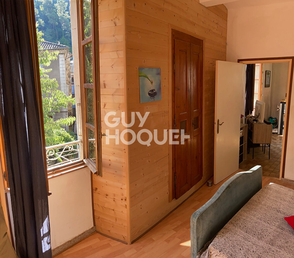 immeuble remarquable dans village médiéval