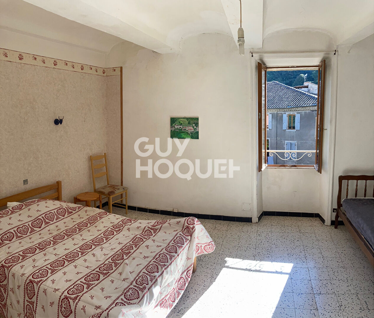 immeuble remarquable dans village médiéval