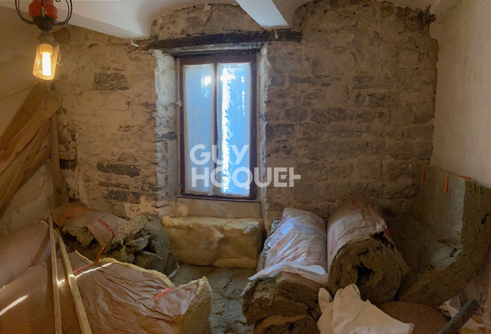 immeuble remarquable dans village médiéval