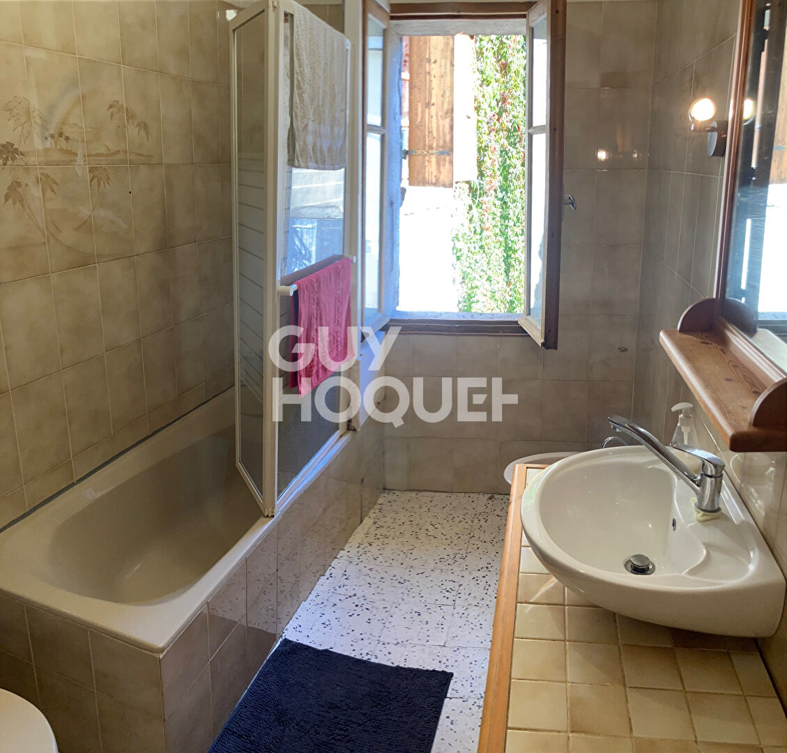 immeuble remarquable dans village médiéval