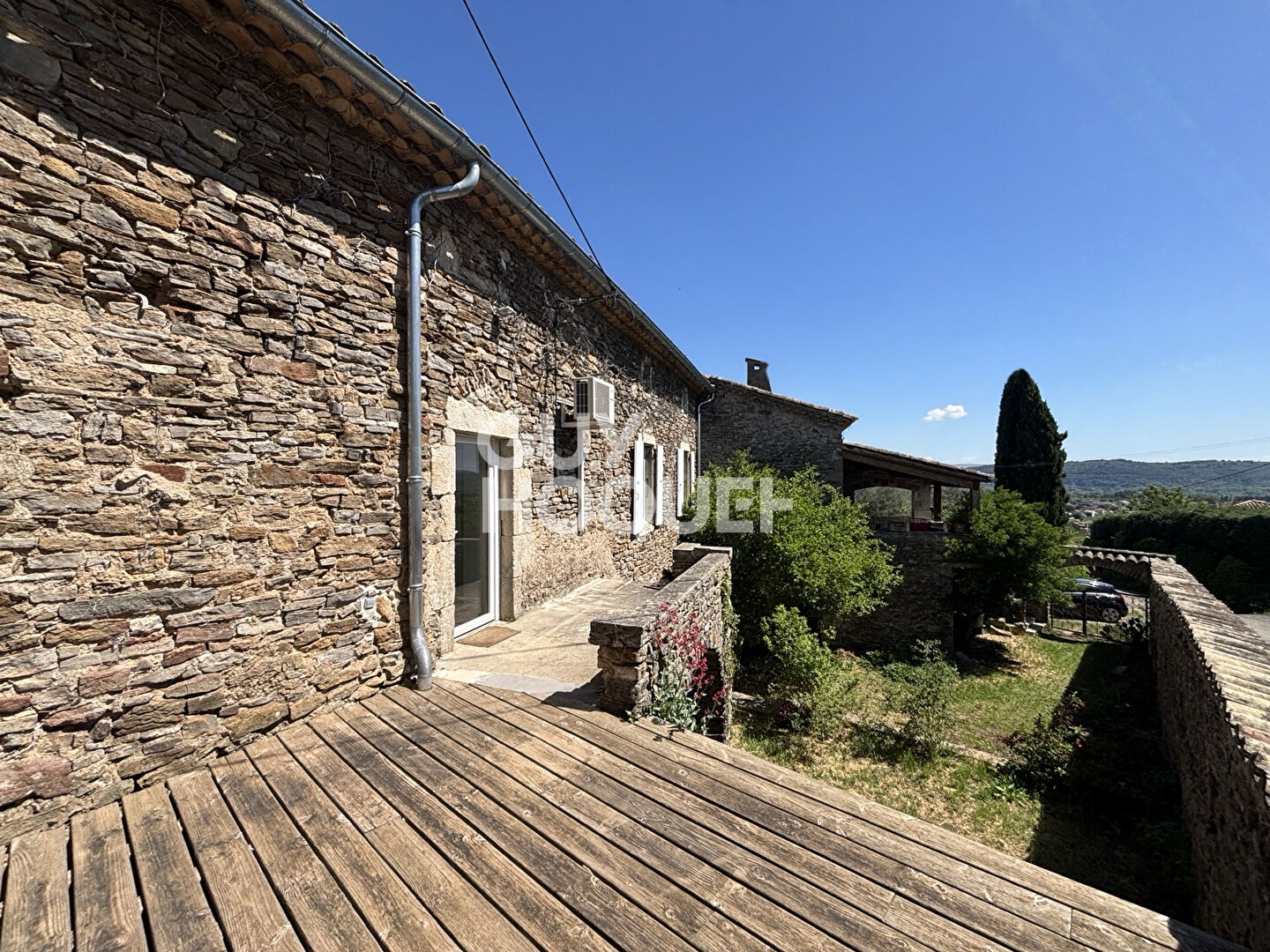 Maison en pierre de 160 m² avec revenu locatif  + terrain constructible