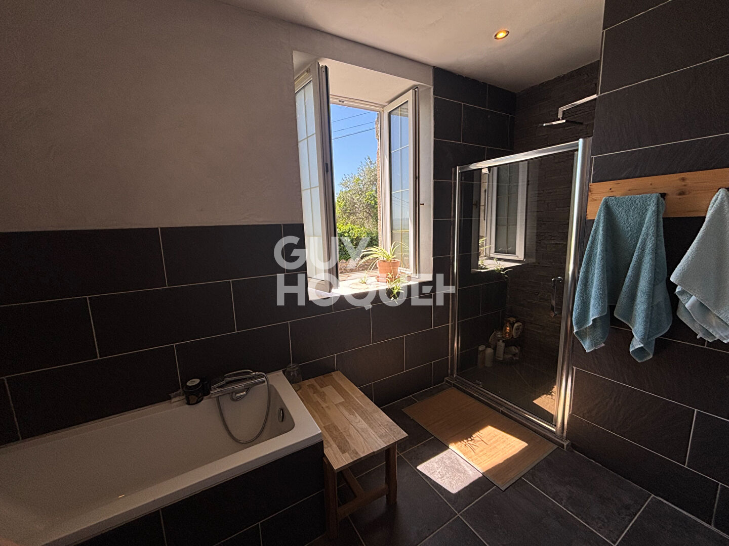Maison en pierre de 160 m² avec revenu locatif  + terrain constructible
