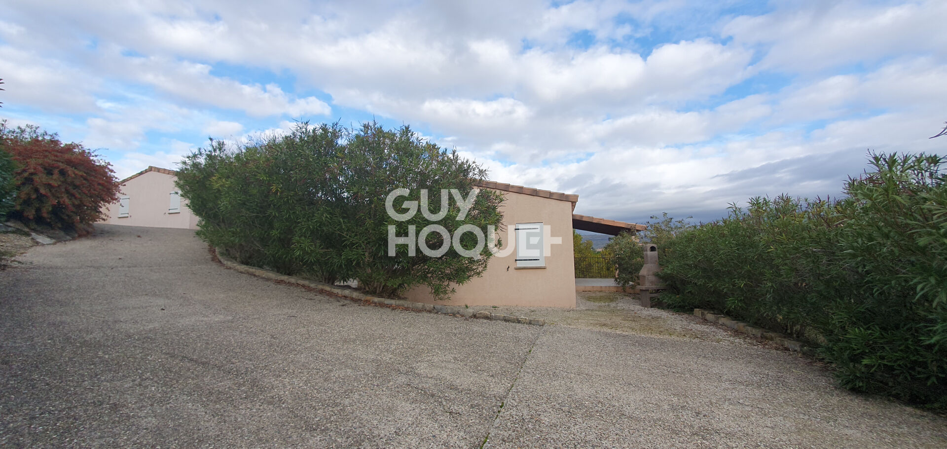 Ensemble de 6 maisons avec piscine et  grand poolhouse en commun