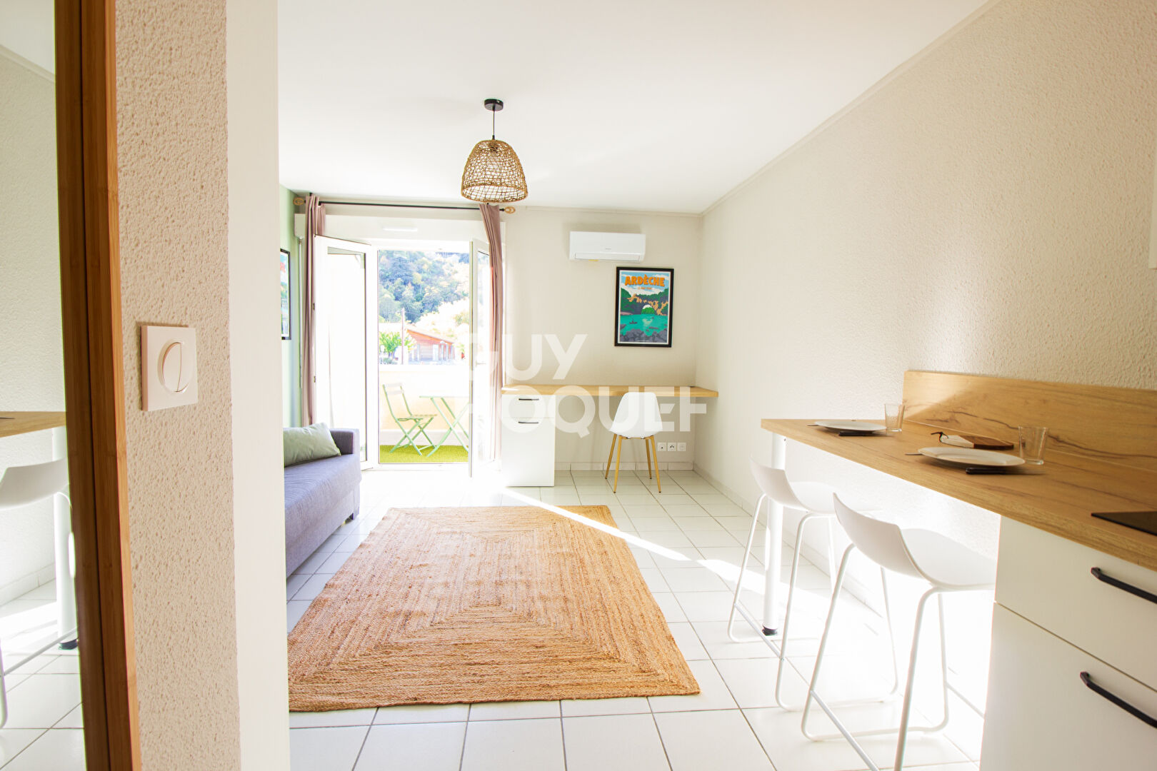 Studio meublé avec terrasse  et jardin et stationnement, Idéal jeunes actifs et étudiants !